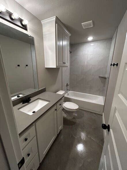 Building Photo - 10028 W Hwy 199