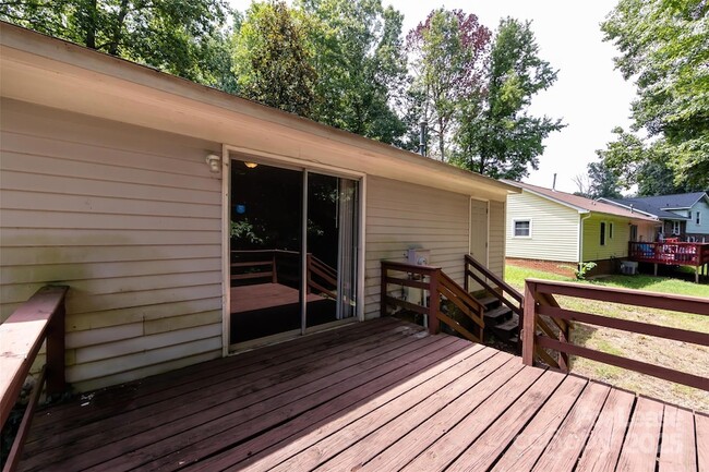 Building Photo - 4713 Belle Plaine Dr