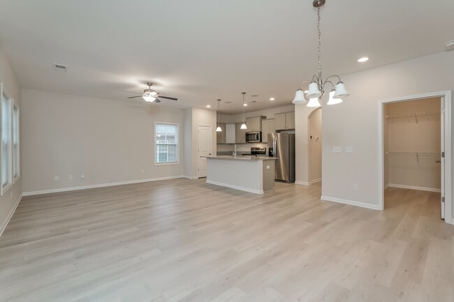 Building Photo - 446 Bainbridge Dr