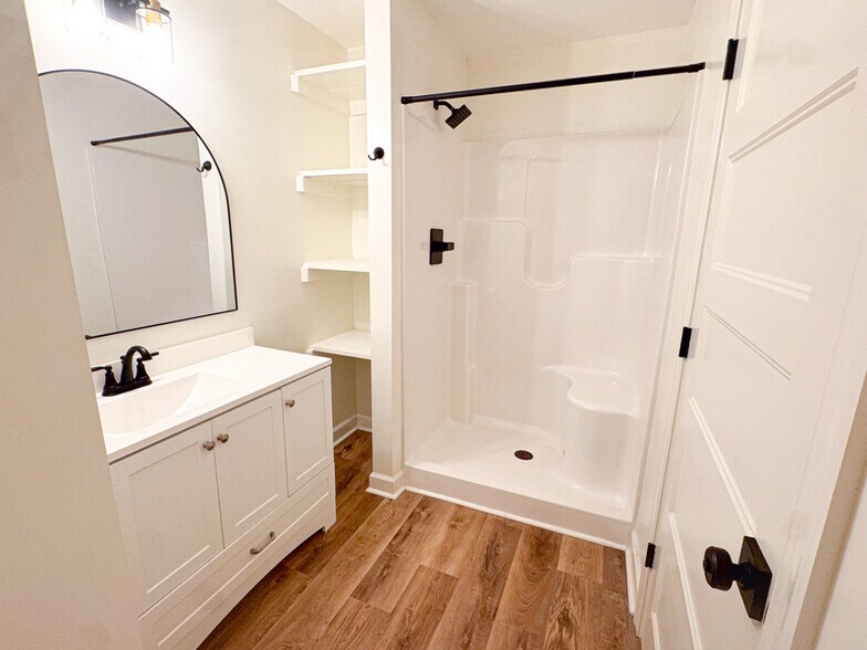 Building Photo - 134 N Clarendon Dr