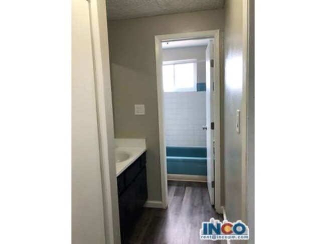 Building Photo - Convenient location! 1 bed 1 bath Apartmen...