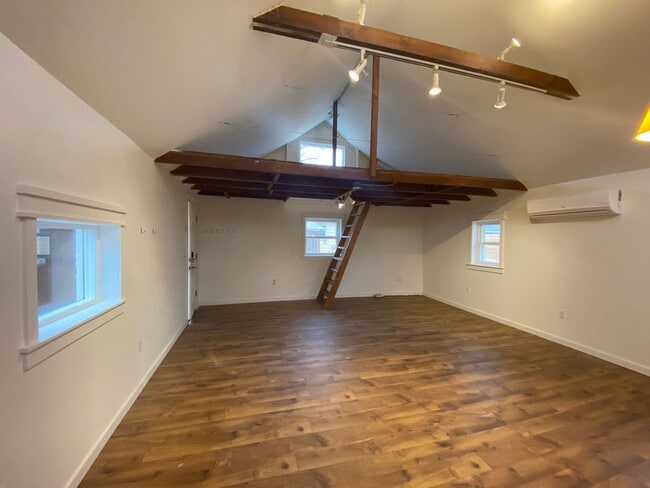 Building Photo - Beautiful 2 bedroom home in Chaffee Park with Huge Studio