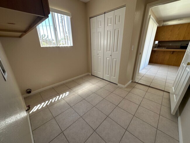 Building Photo - Remodeled 3 bed/2 bath home close to shopping