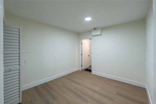 Building Photo - 1615 NE 9th St