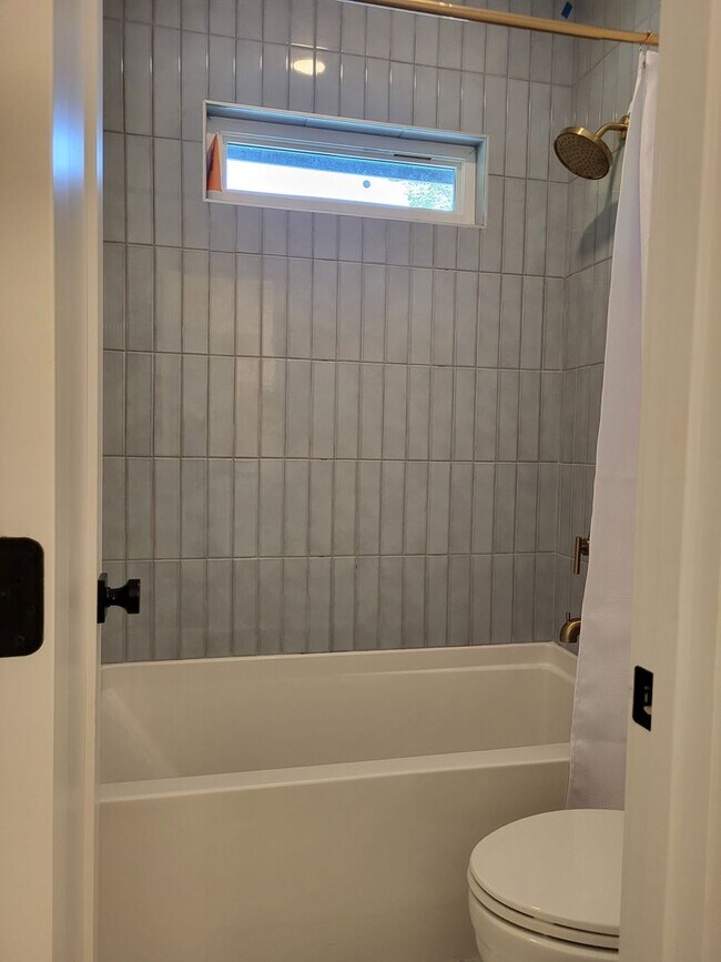Building Photo - Furnished home in Lincoln Heights