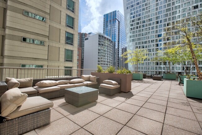 Building Photo - 57 E Delaware Pl