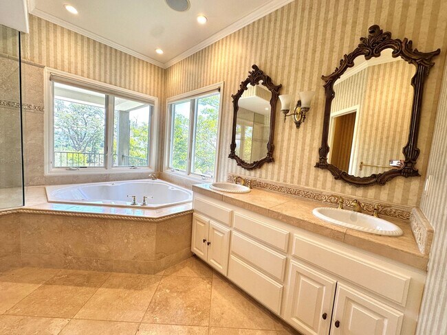 Building Photo - Beautiful 4 Bed 3 Bath Home with Attached ...