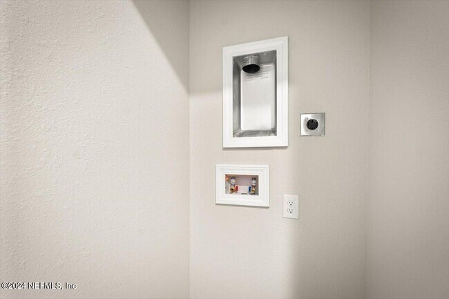 Building Photo - 844 Hartshill Pl