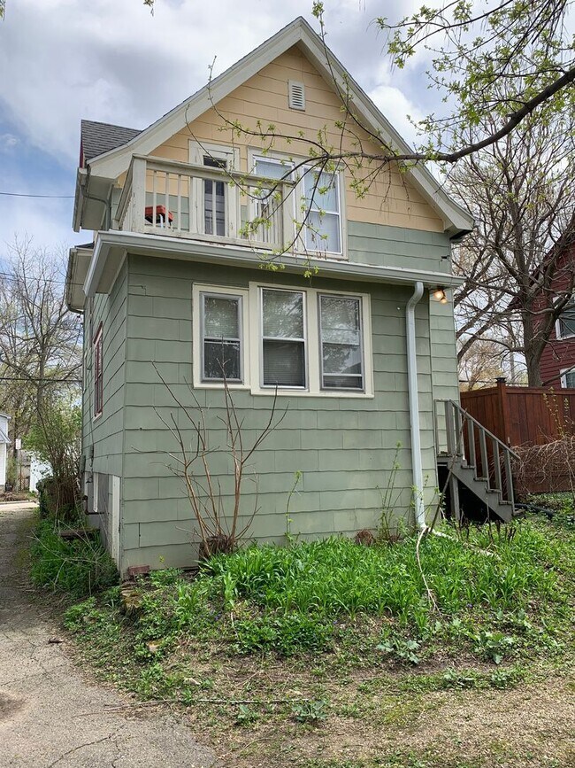 Building Photo - 418 S Orchard St