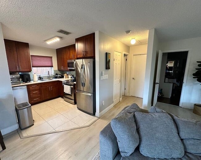 Building Photo - 615 SW 16th Ct