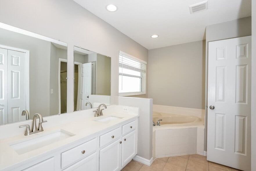 Building Photo - 10433 Calle De Flores Dr