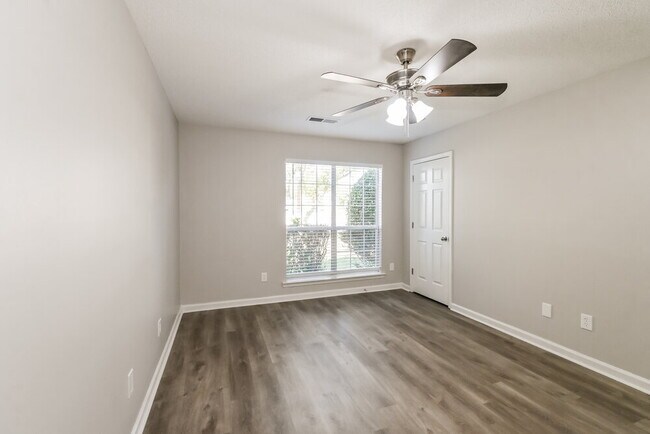 Building Photo - 6422 Manchester St