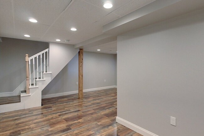 Building Photo - 10-12 Broadway St