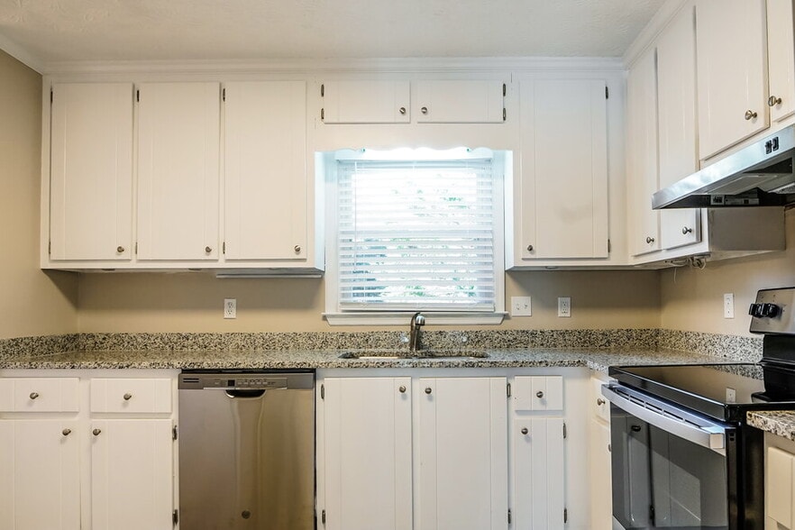 Building Photo - 2156 Shillings Chase Dr
