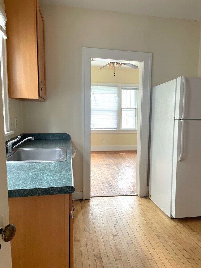 Building Photo - 903 Dewey Ave