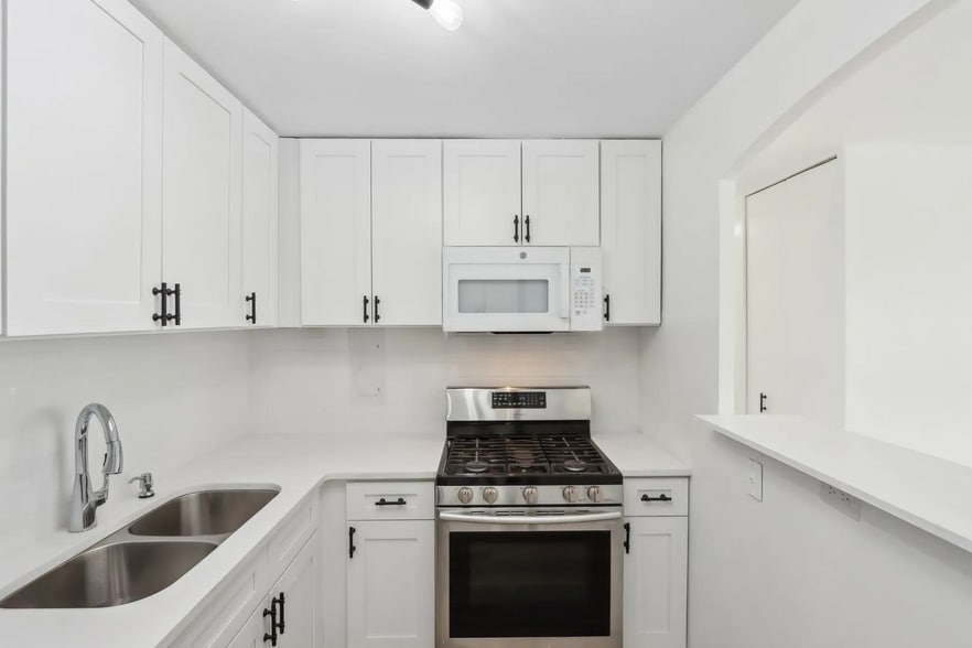 Building Photo - 1400 E 55th Pl