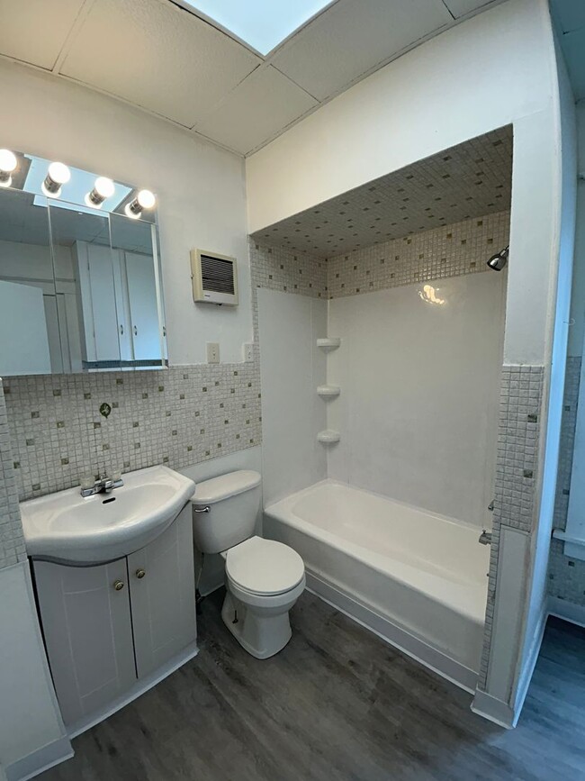 Building Photo - 3 Bed 1 Bath house in Rock Island