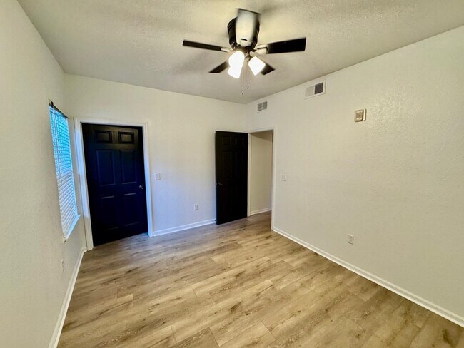 Building Photo - 2801 Chancellorsville Dr