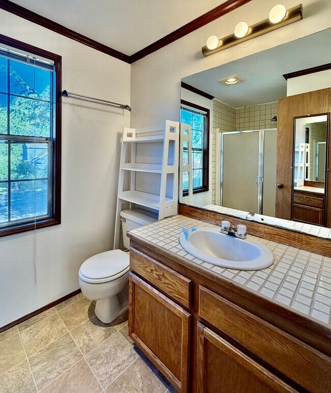 Building Photo - 4 Bed / 2.5 Bath Education hill in Redmond 2-story home $4,095/month