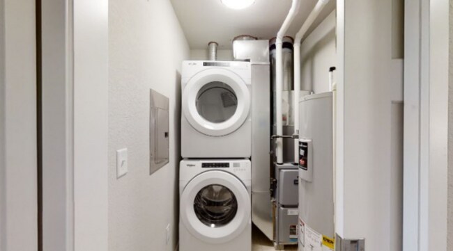 Building Photo - Condo Style Upper 2 Bedroom 2 Bathroom Apartment is Available