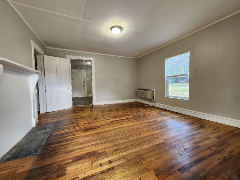 Building Photo - 237 Poole St