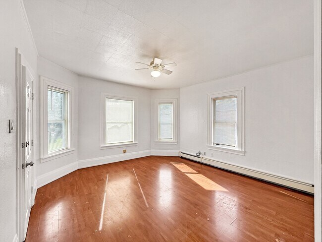 Building Photo - 28 Meadow St