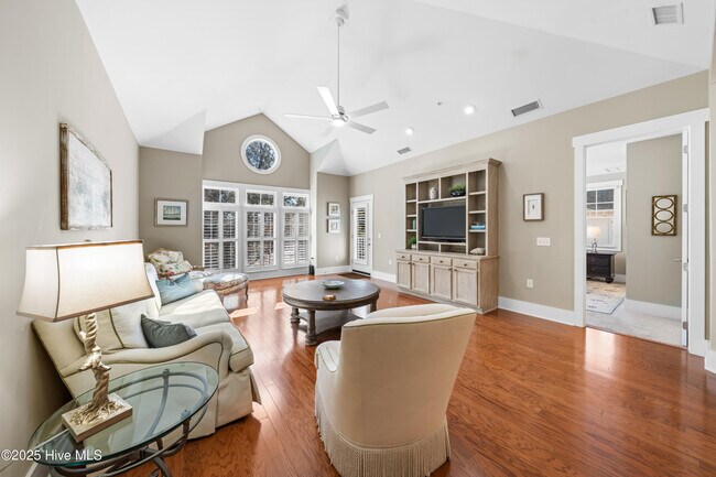 Building Photo - 2537 St James Dr SE
