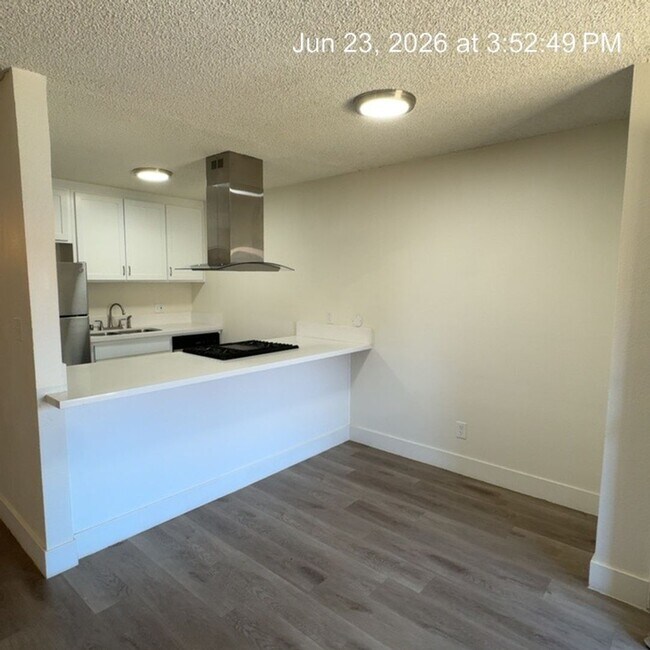 Building Photo - Upstairs unit with Balcony!! Move in Ready!