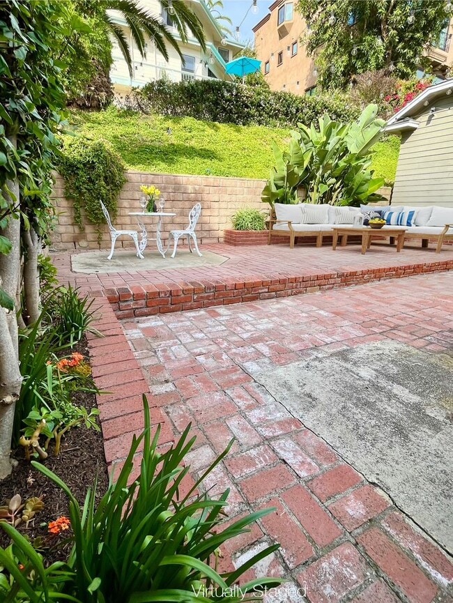 Building Photo - Quintessential Ventura 1 bed rear unit with LARGE, PRIVATE, BEAUTIFUL OUTDOOR LIVING AREA