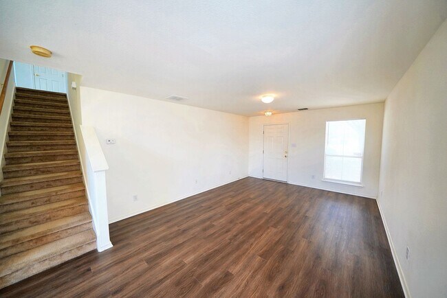 Building Photo - Lovely Home in Gated Universal City Neighb...