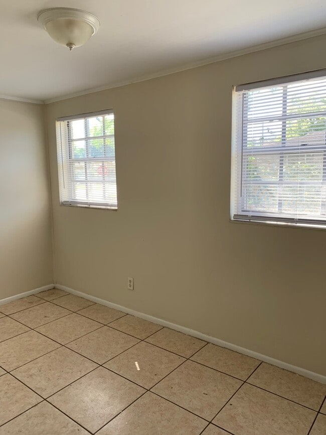 Building Photo - 4bed/2bath/2 car garage $1680/month deposit $2500