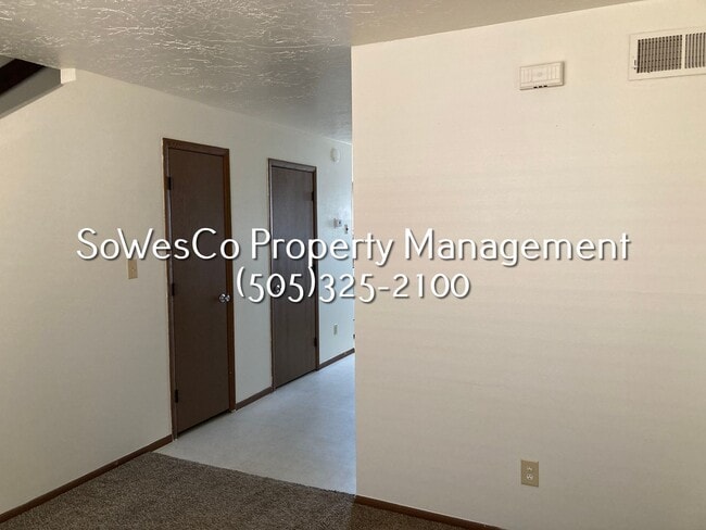 Building Photo - 2 bedroom 1.5 Bath with laundry hook ups