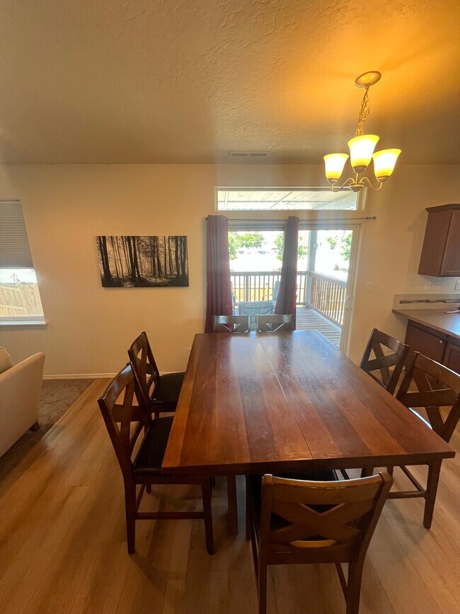 Building Photo - 61489 SE Luna Pl