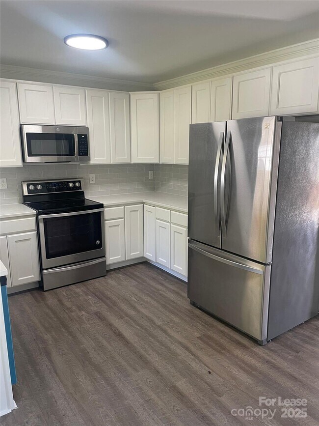 Building Photo - 242 Amir Cir