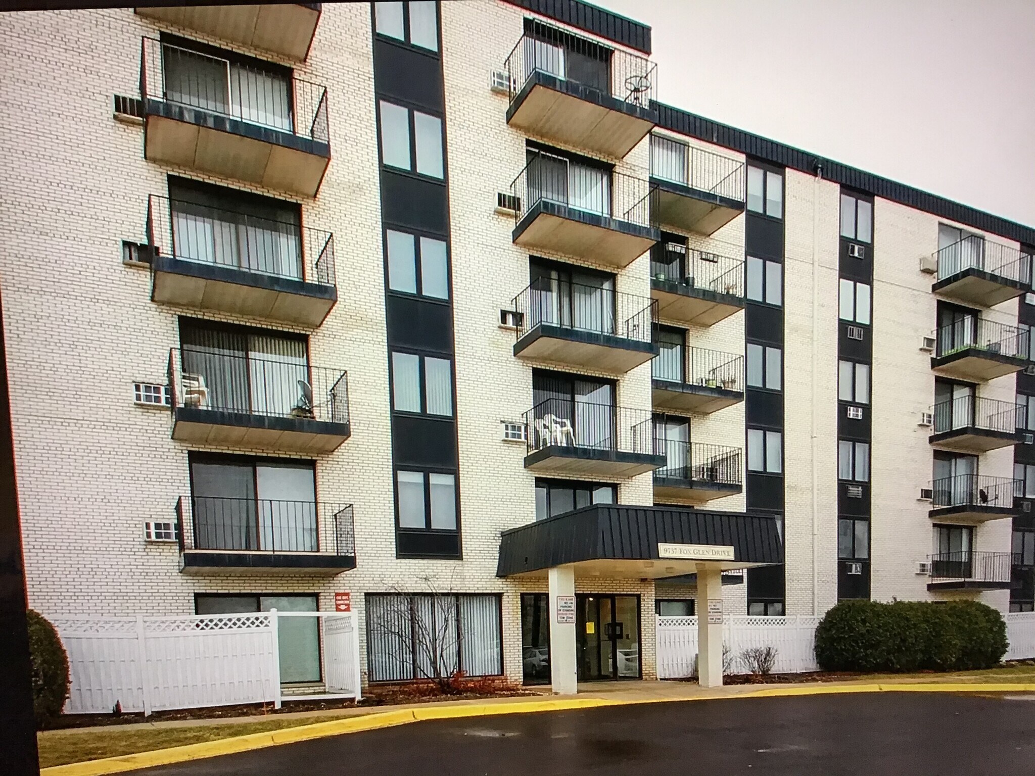 Building Photo - 9737 N Fox Glen Dr