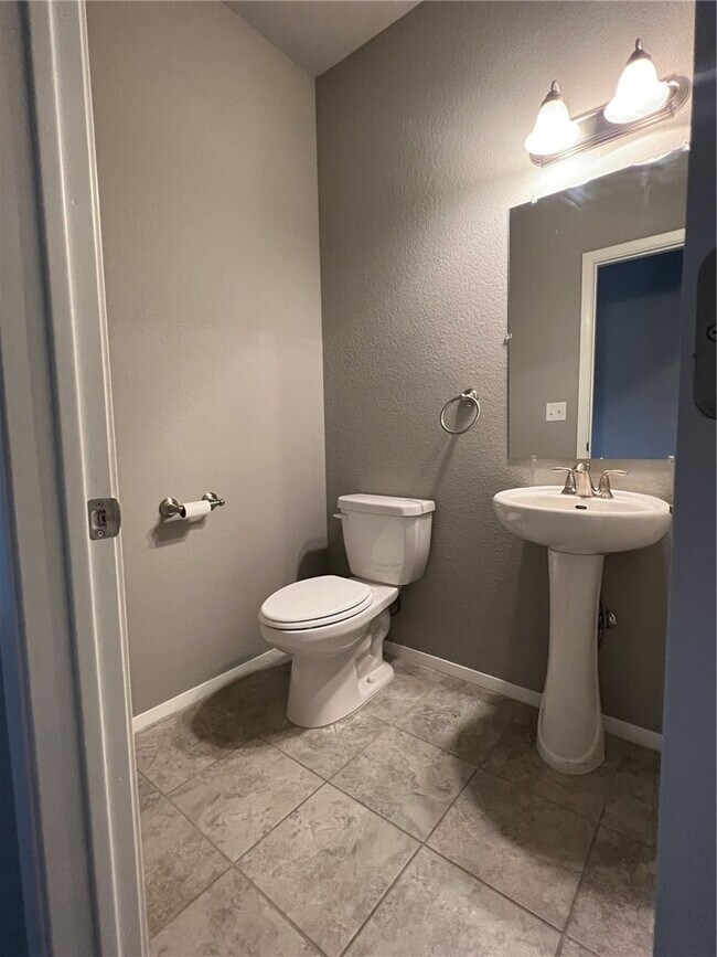 Building Photo - 1306 W Walker Dr