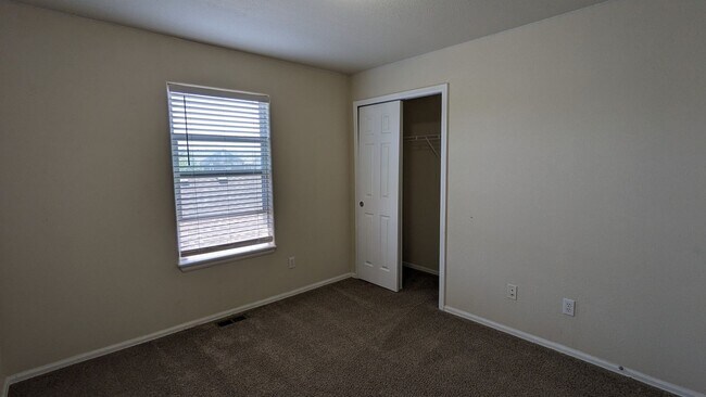 Building Photo - 2 STORY END UNIT TOWNHOME W/DETACHED 2 CAR...