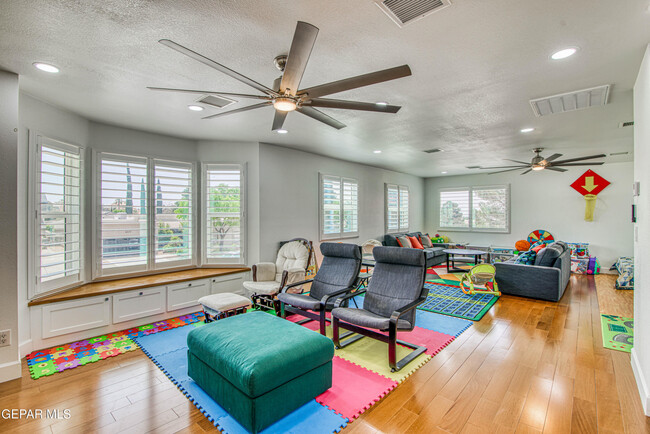 Building Photo - 6205 Brisa Del Mar Dr