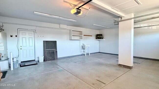 Building Photo - 1289 E Iris Dr
