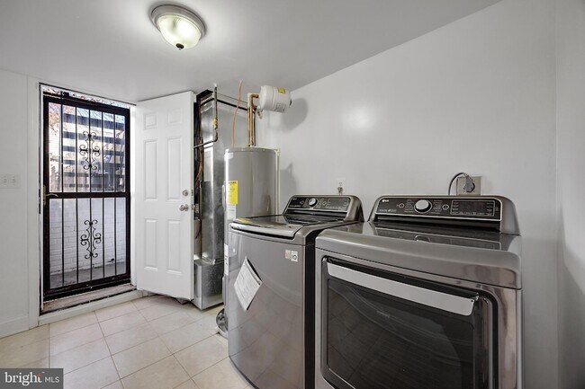 Building Photo - 458 Oakwood St SE