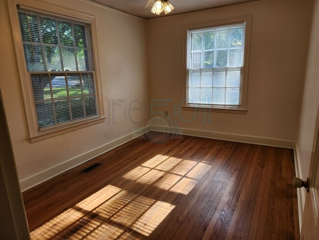 Building Photo - Great 3 Bedroom 1 Bathroom in Forest Heigh...