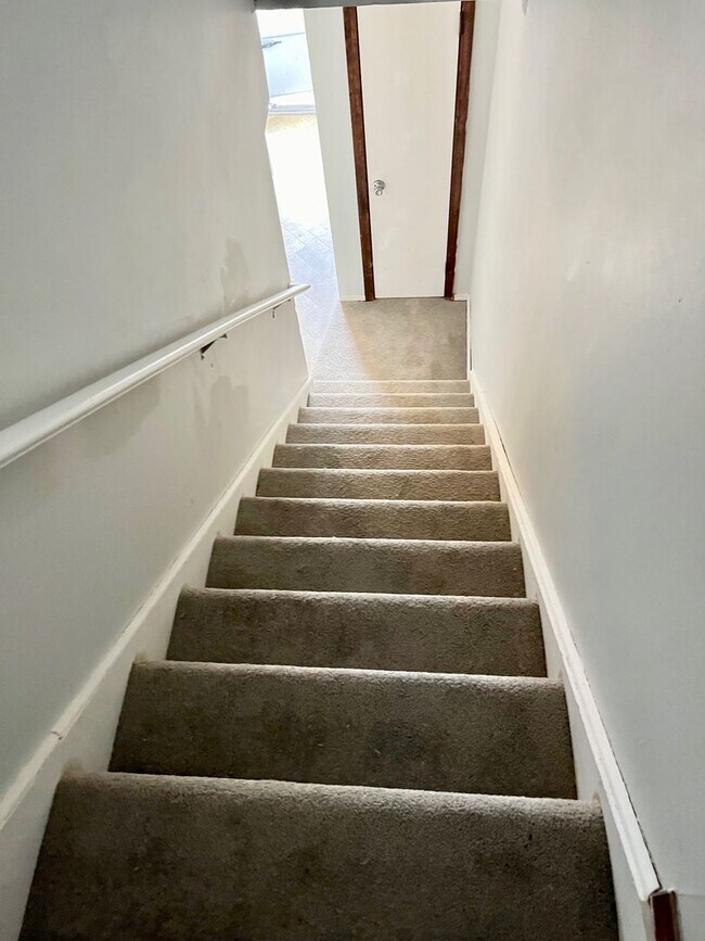 Building Photo - 2BD/ 2.5BA Townhouse near Town Center! Was...