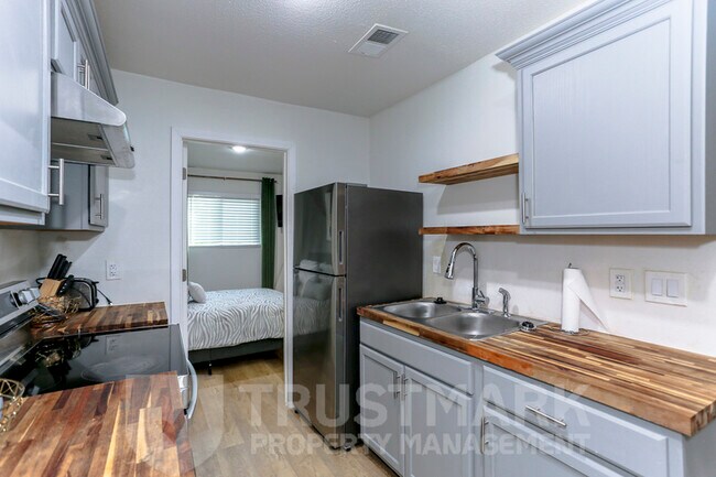 Building Photo - 614 Adams Ave