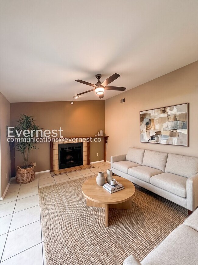 Building Photo - 3 Bed/2 Bath Home with Garage / Pet-Friendly / Vouchers Accepted / Available Now!