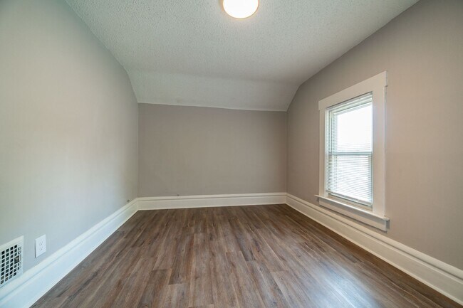 Building Photo - 810 Miller Ave
