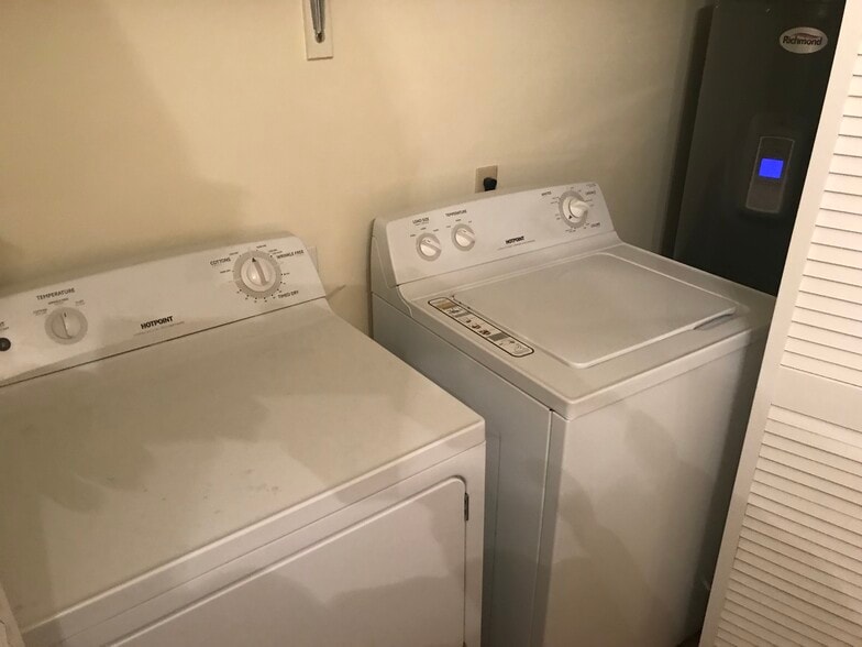 Washer/dryer in unit - 210 Court Ruelle