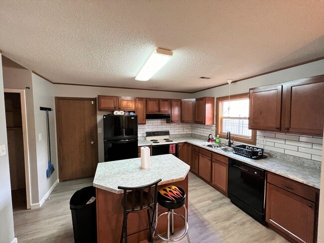 Primary Photo - 3 Bedroom 2 Bath - Right Outside Fort Riley!