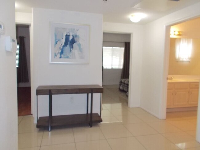 Building Photo - Beautifully Maintained Fully Furnished Home – Move-In Ready!