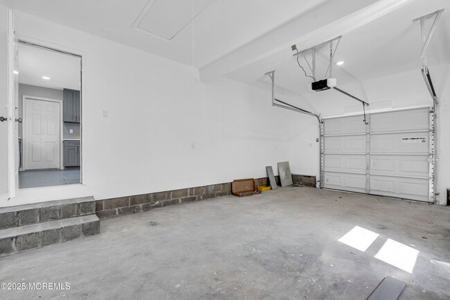 Building Photo - 1624 Joffre Rd