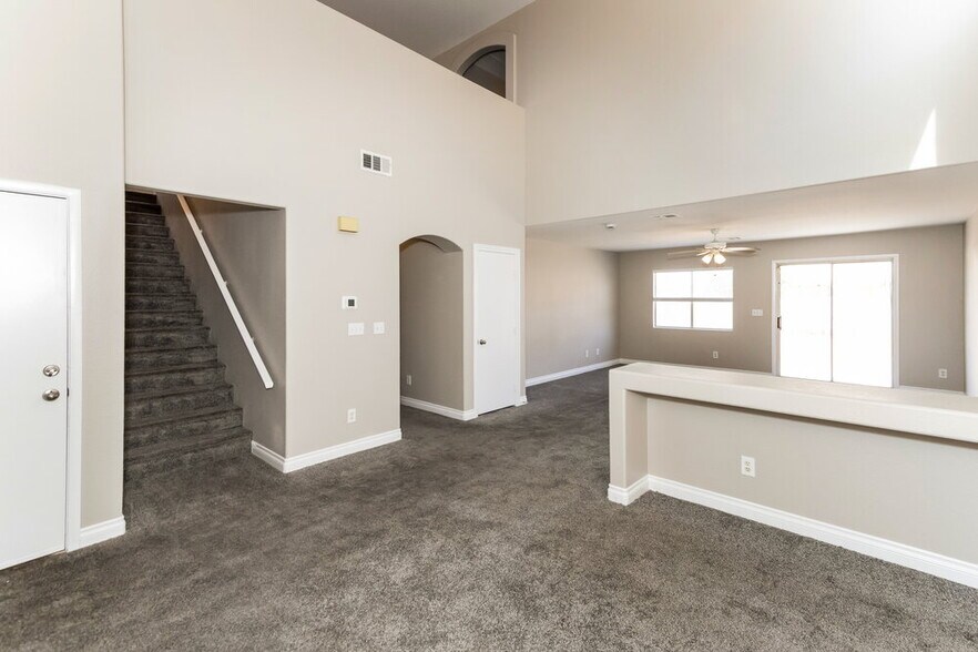Building Photo - 1026 Cliffbrook Hedge Ave